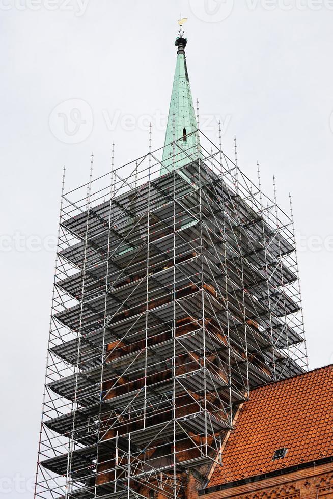 kyrka torn med byggnadsställningar foto