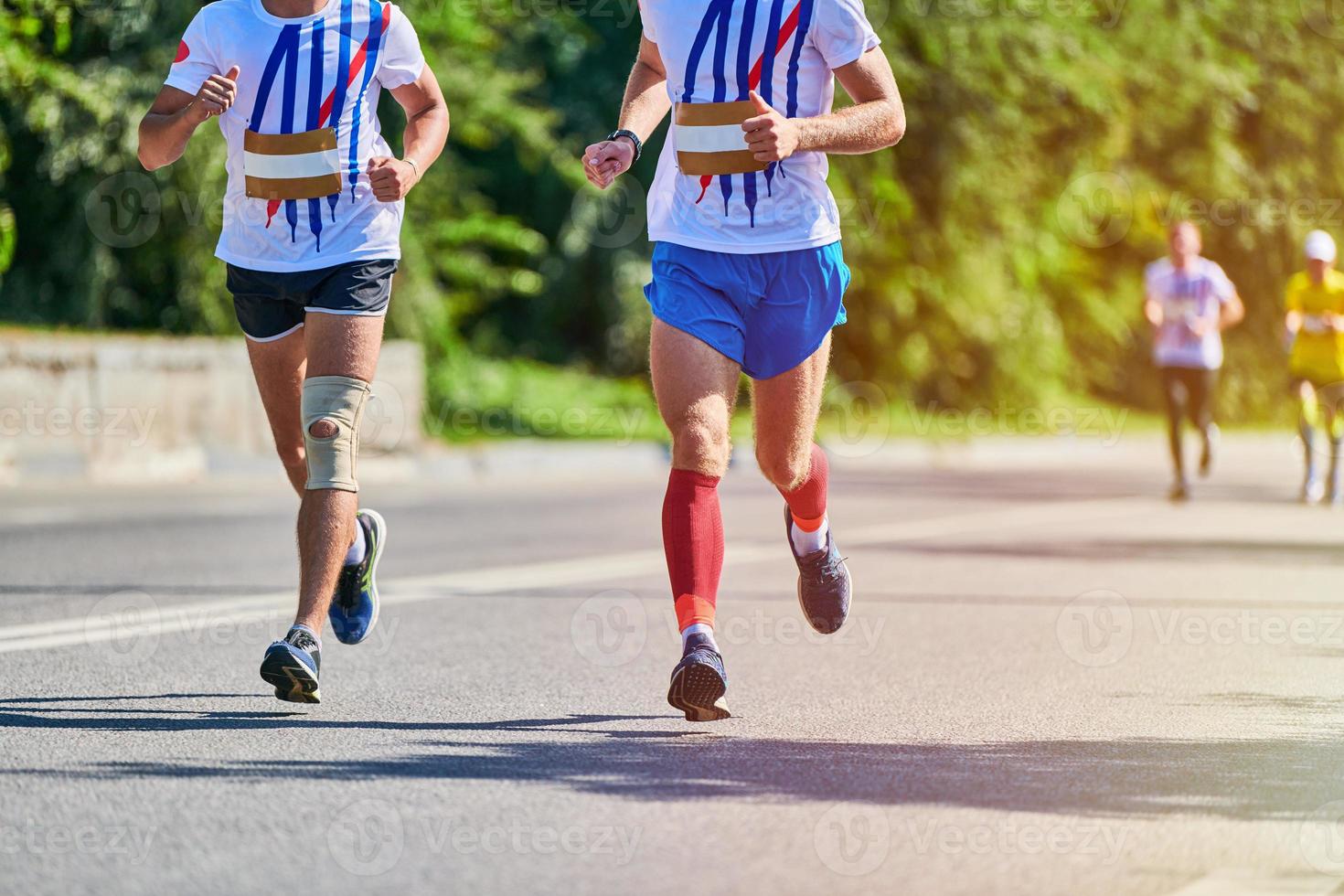 maraton löpare på stad väg. foto