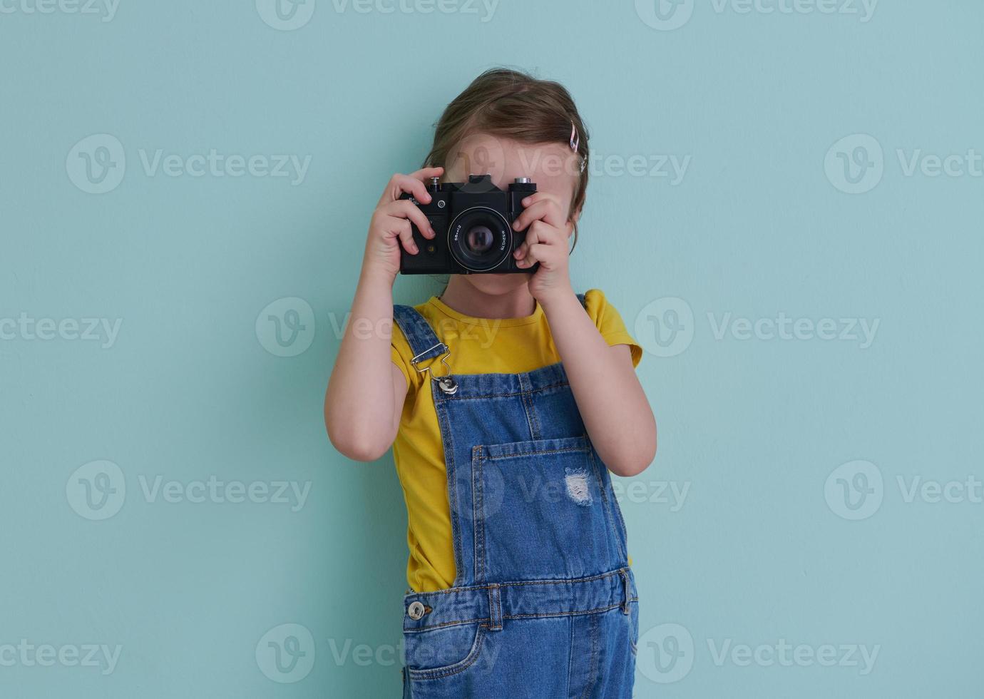 söt liten flicka tar bild använder sig av filma Foto kamera