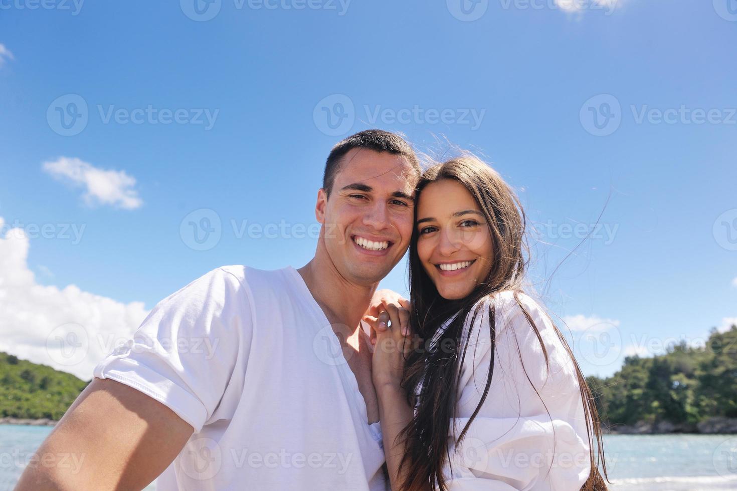 Lycklig par ha roligt på de strand foto