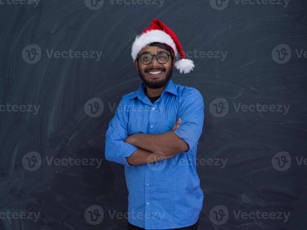 indisk man bär traditionell santa claus hatt foto