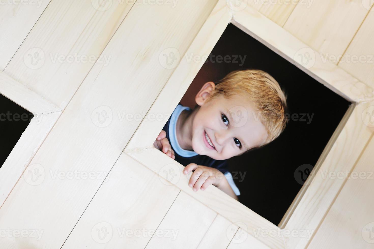 Lycklig barn i en fönster foto