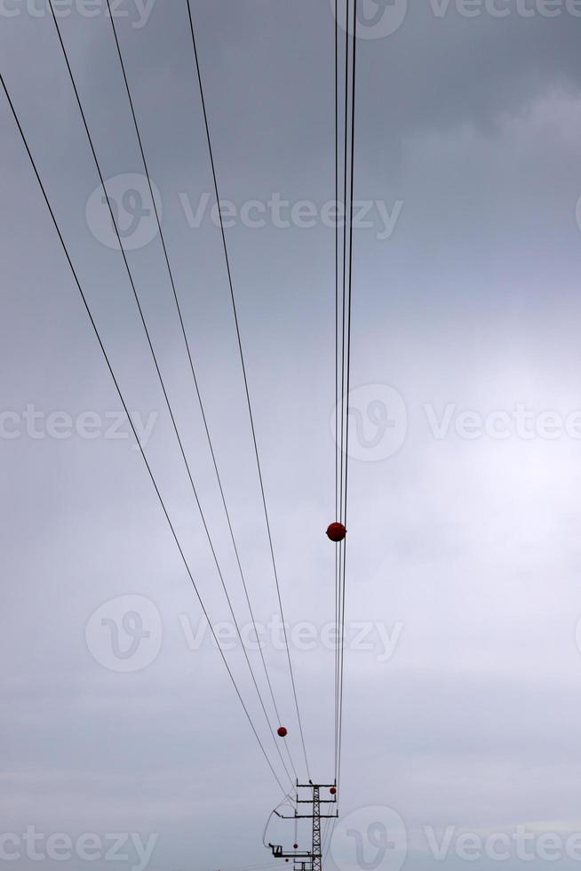 elektriska ledningar som leder högspänningsström. foto