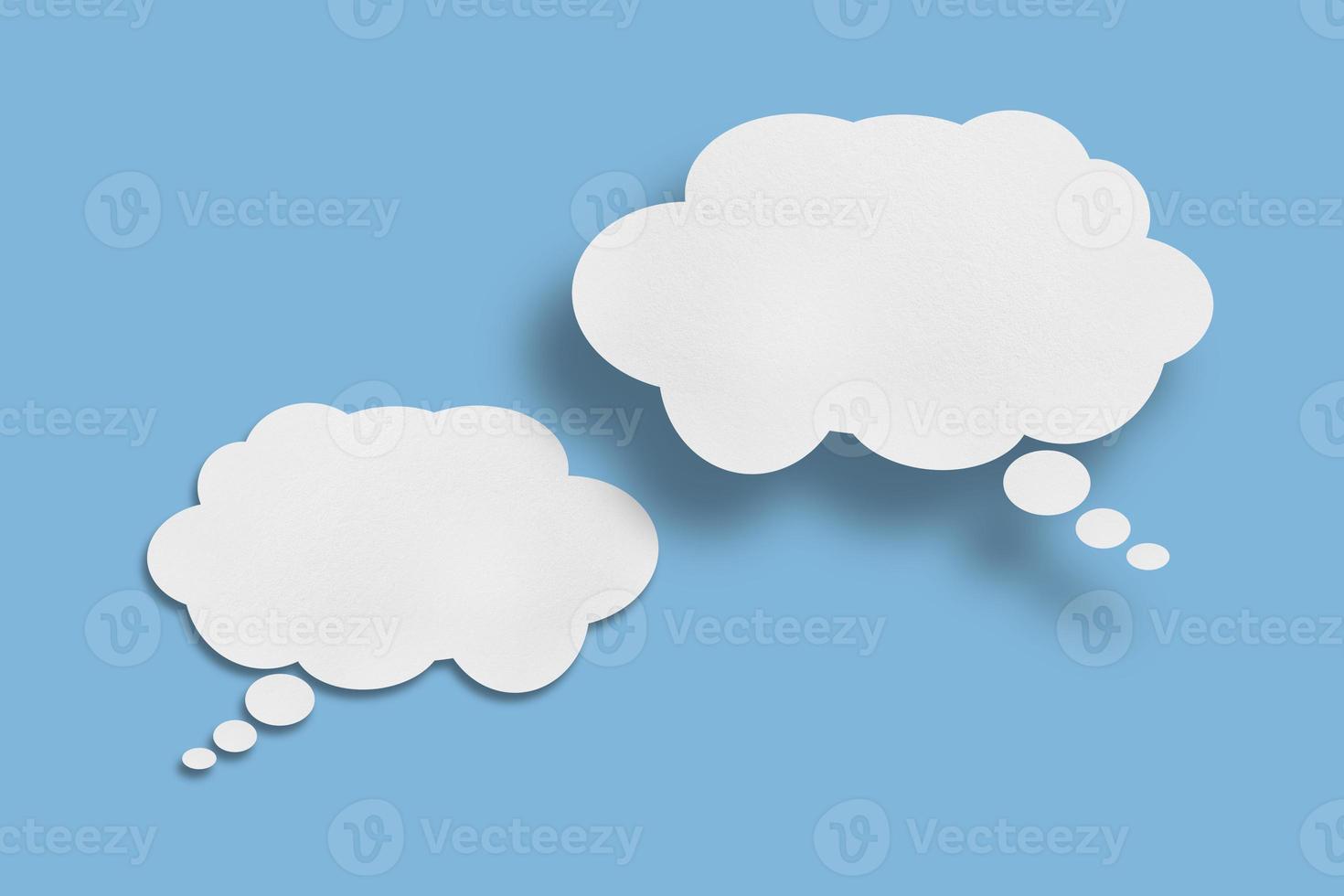 vit moln papper Tal bubbla form mot blå bakgrund foto