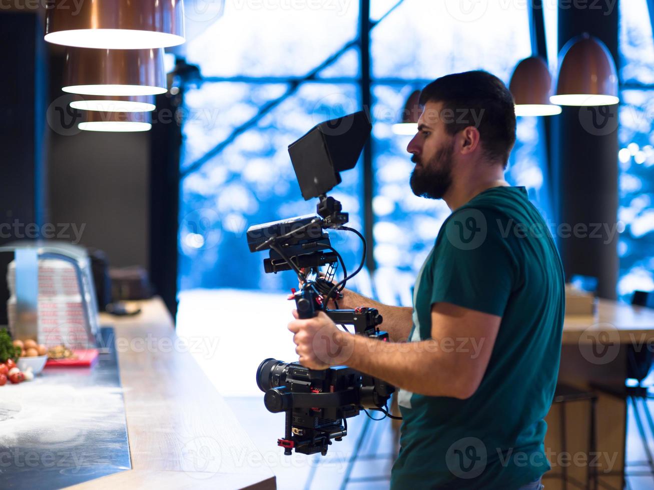 videographer inspelning medan team kockar och kockar framställning måltid foto