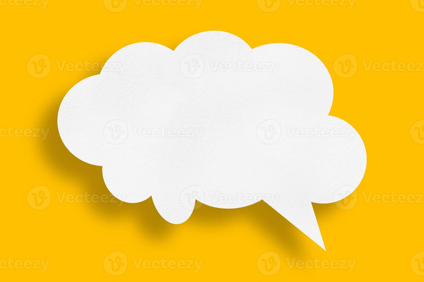 vit moln papper Tal bubbla form mot gul bakgrund foto