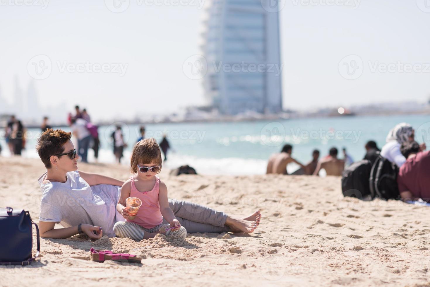 mamma och dotter på de strand foto