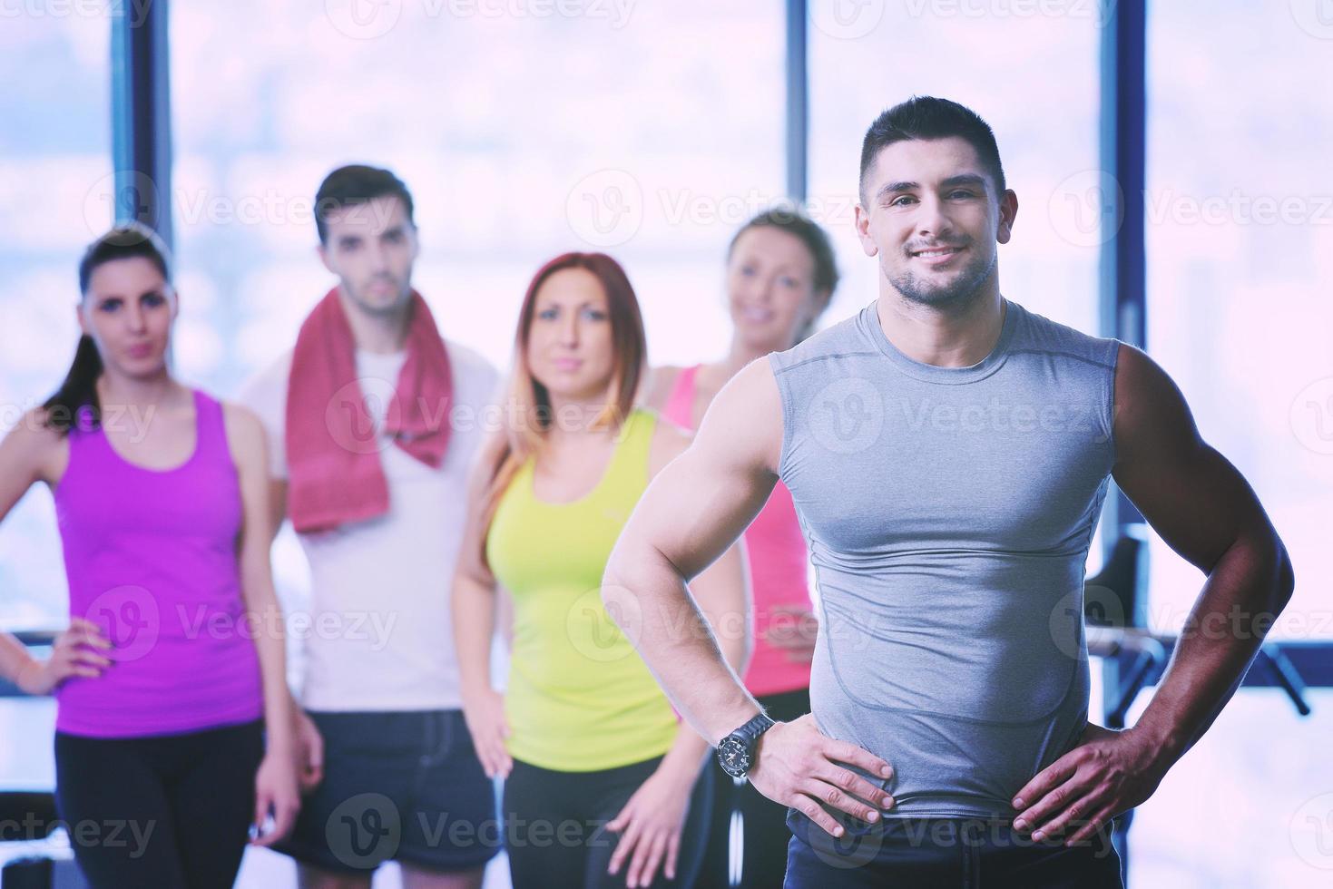 grupp av människor utövar på de Gym foto