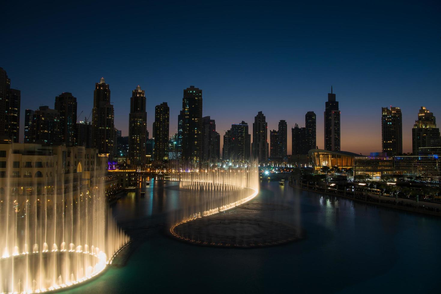 dubai, 2022 - musikalisk fontän i dubai foto