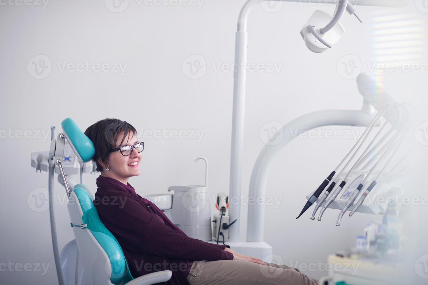 kvinna patient på de tandläkare foto