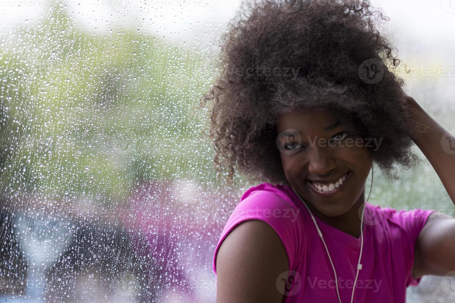 porträtt av ung afro amerikan kvinna i Gym medan lyssnande musik foto