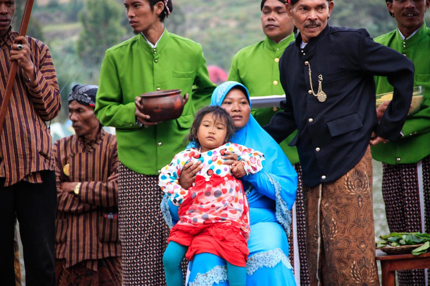 dö, indonesien - augusti 1, 2015. dieng kultur festival, turister Följ de dreadlocks procession under de dieng kultur festival händelse på dö, banjarnegara distrikt, central java foto
