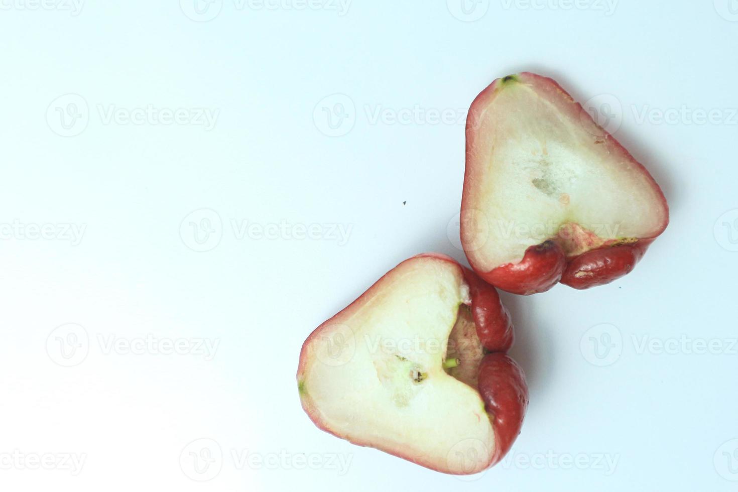 reste sig äpplen isolerat på vit bakgrund. foto