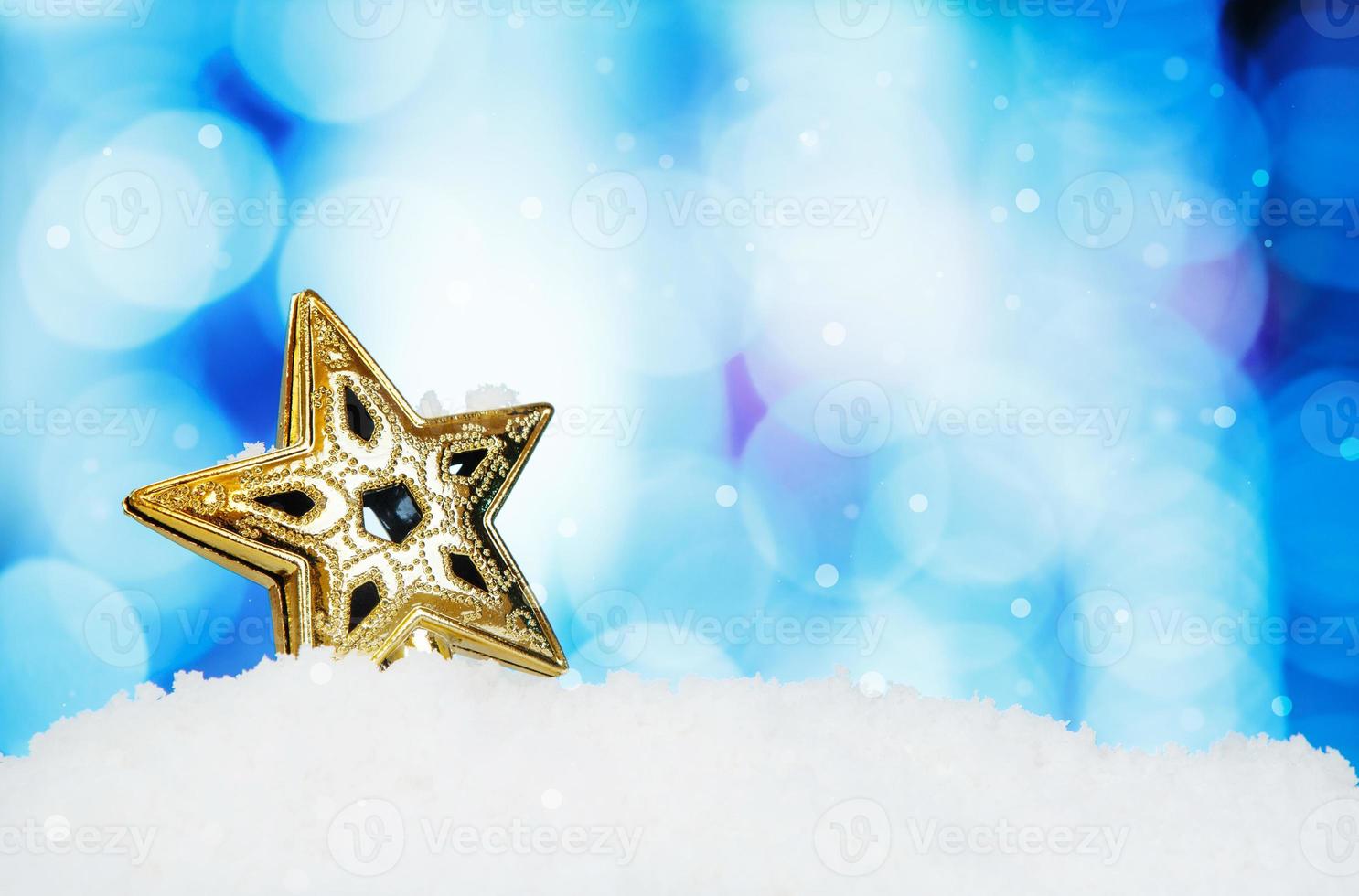 stjärna och jul dekoration på abstrakt bakgrund och snöflingor foto