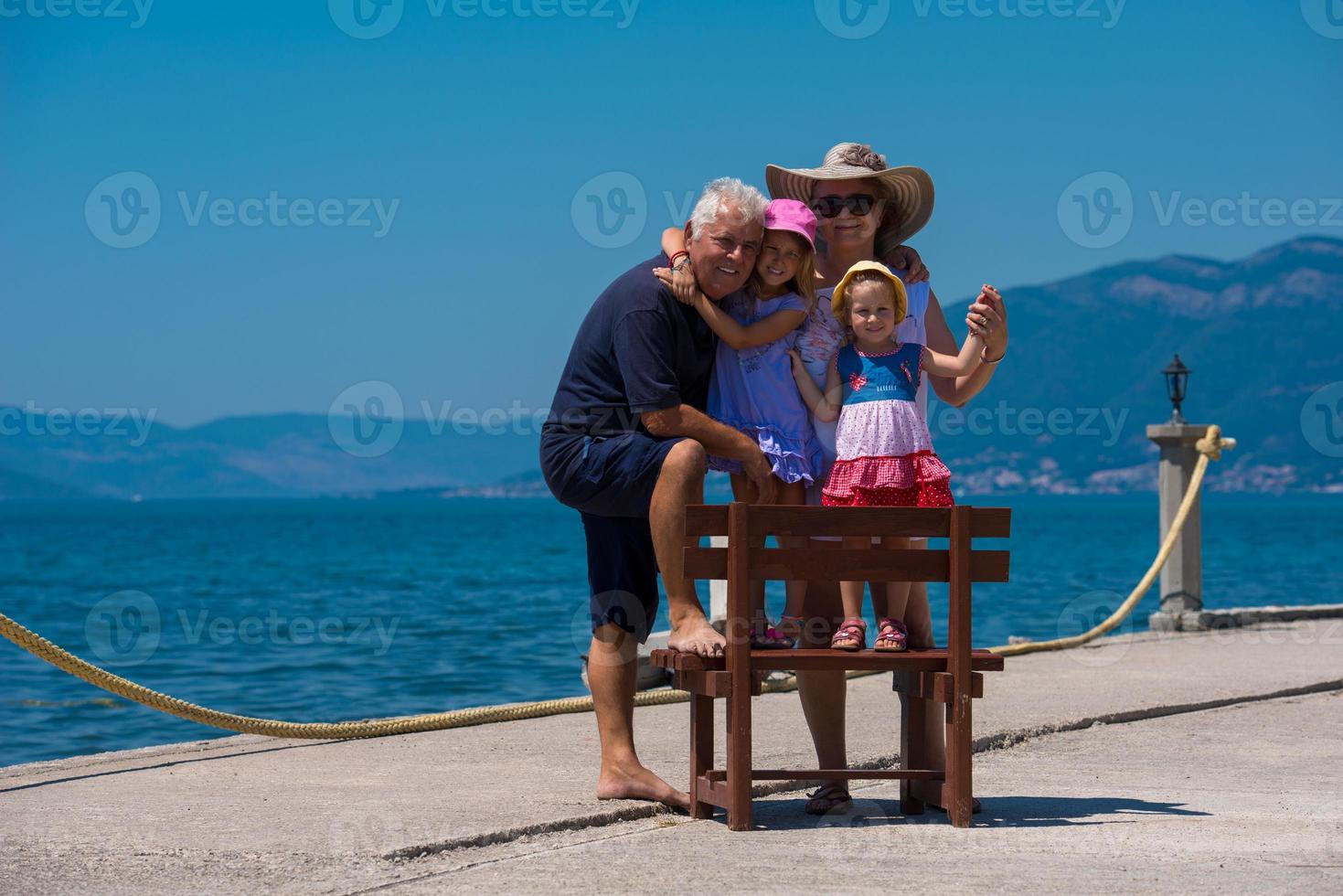 porträtt av farföräldrar och barnbarn förbi de hav foto