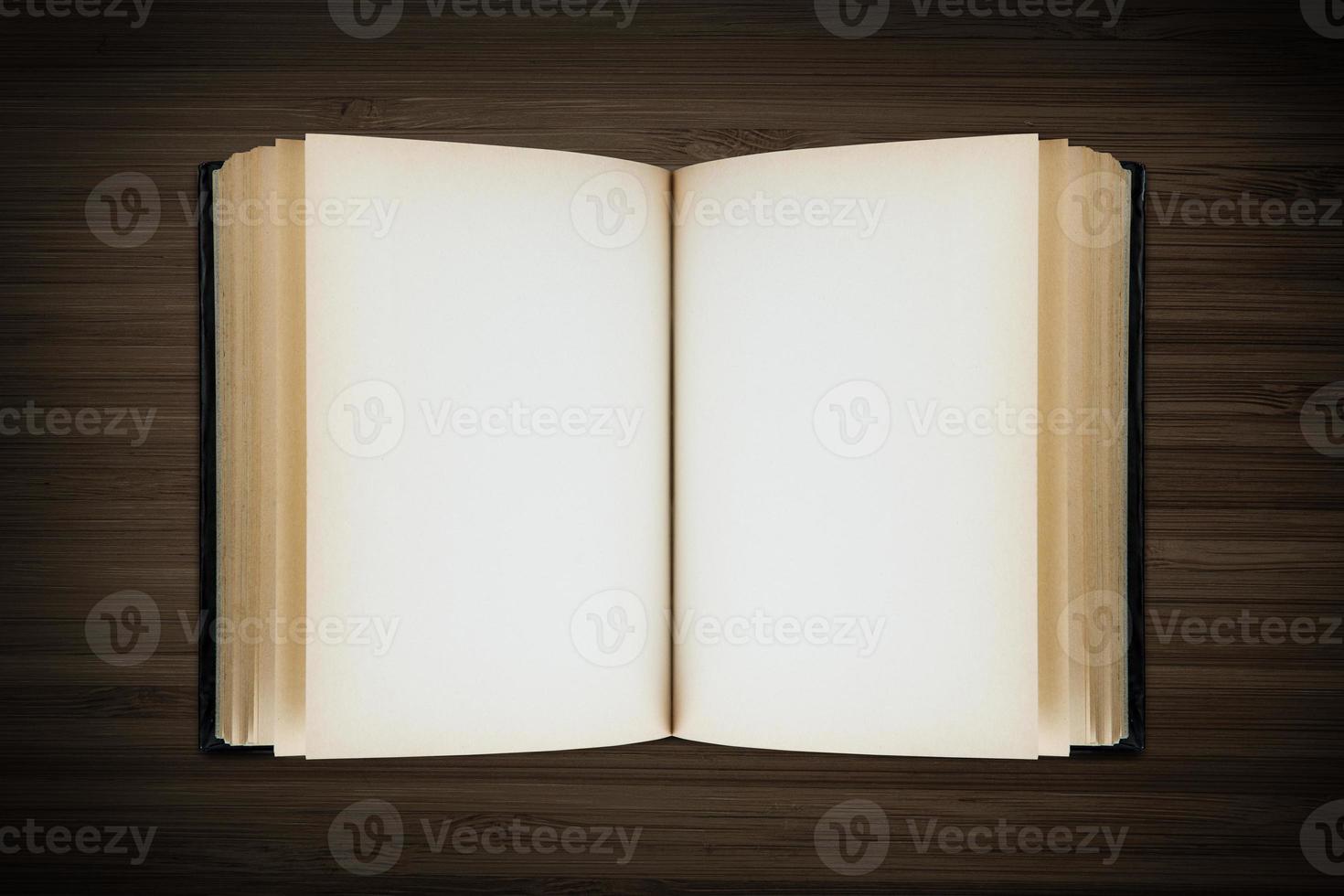 öppen bok på trä- bakgrund foto