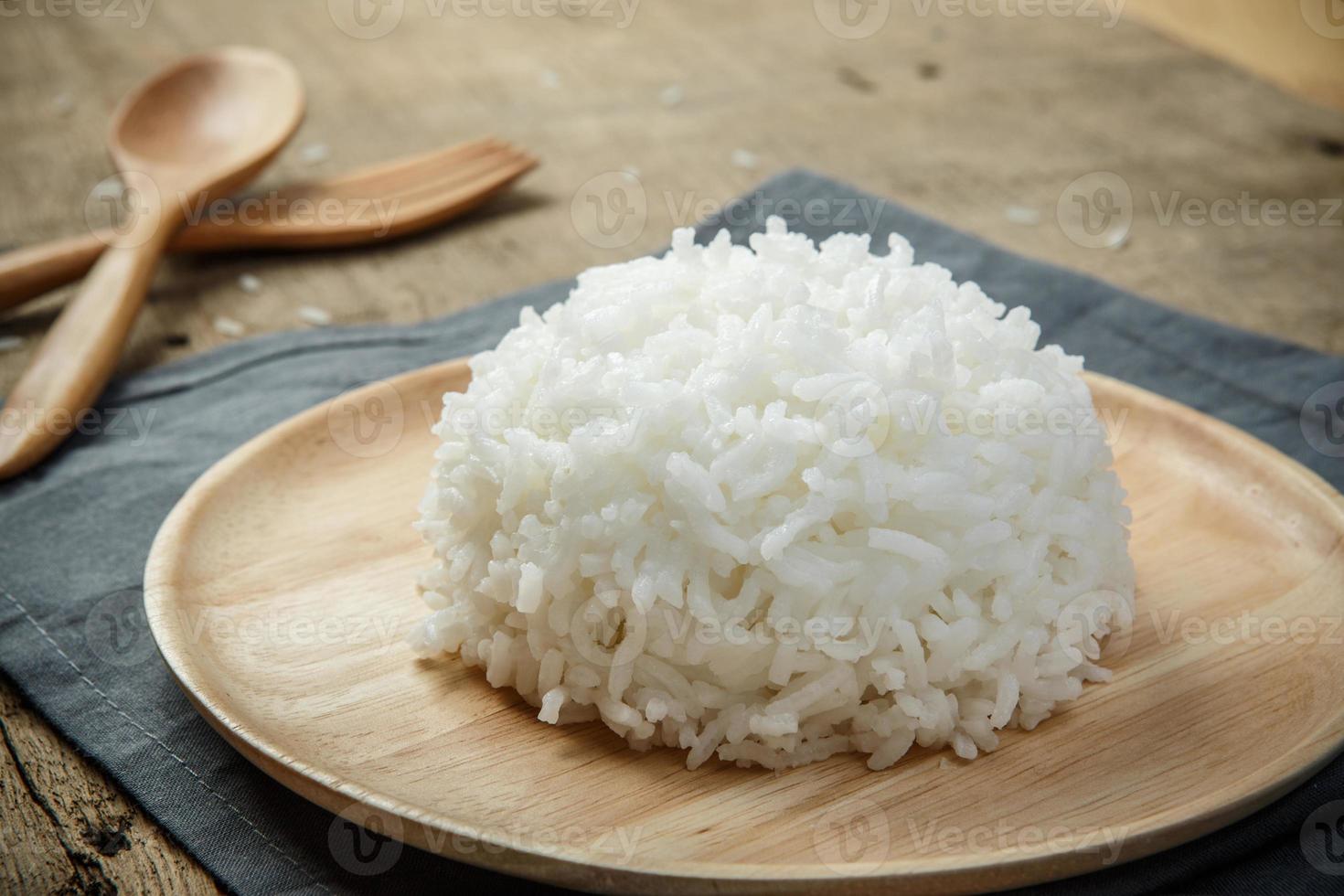 närbild se av kokta vit ris med napery och trä- sked - mjuk fokus foto