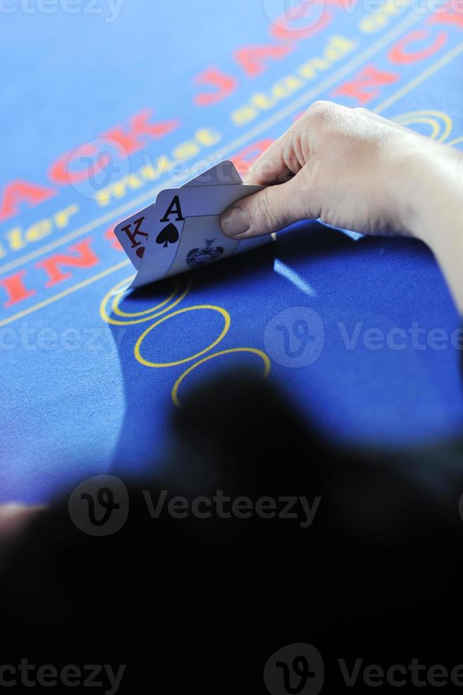 kvinna spela svart domkraft kort spel i kasino foto