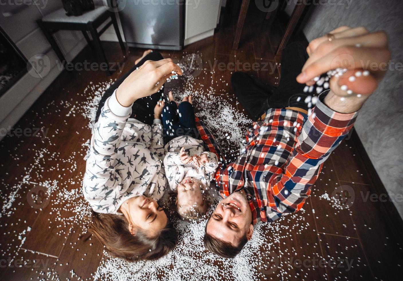 Lycklig familj spelar tillsammans på de golv foto