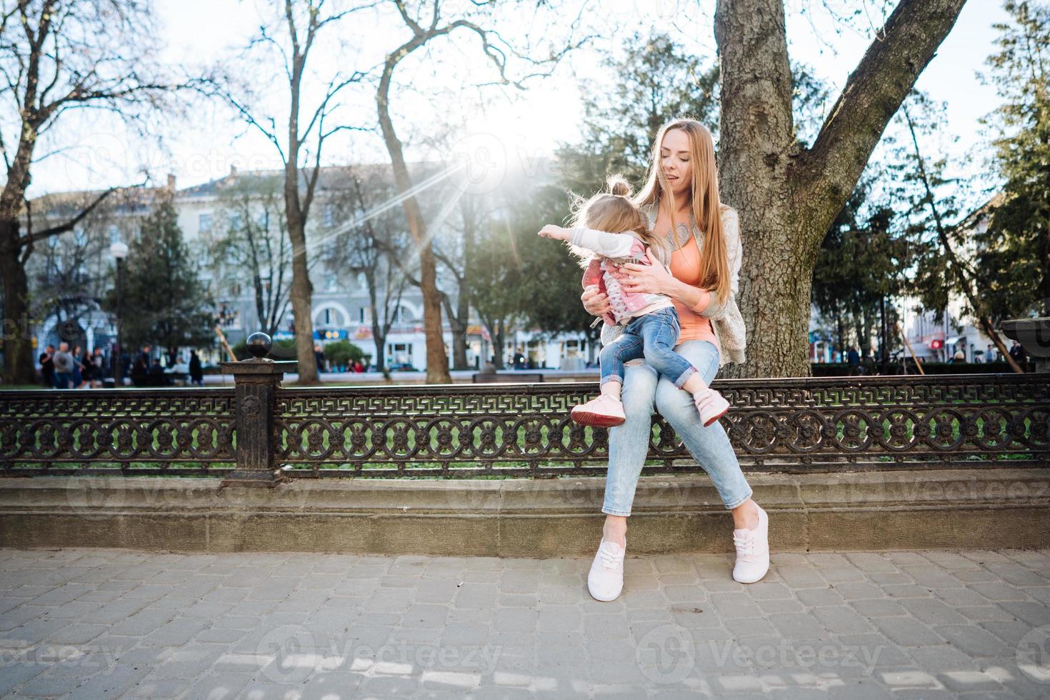 mamma och dotter i de parkera foto