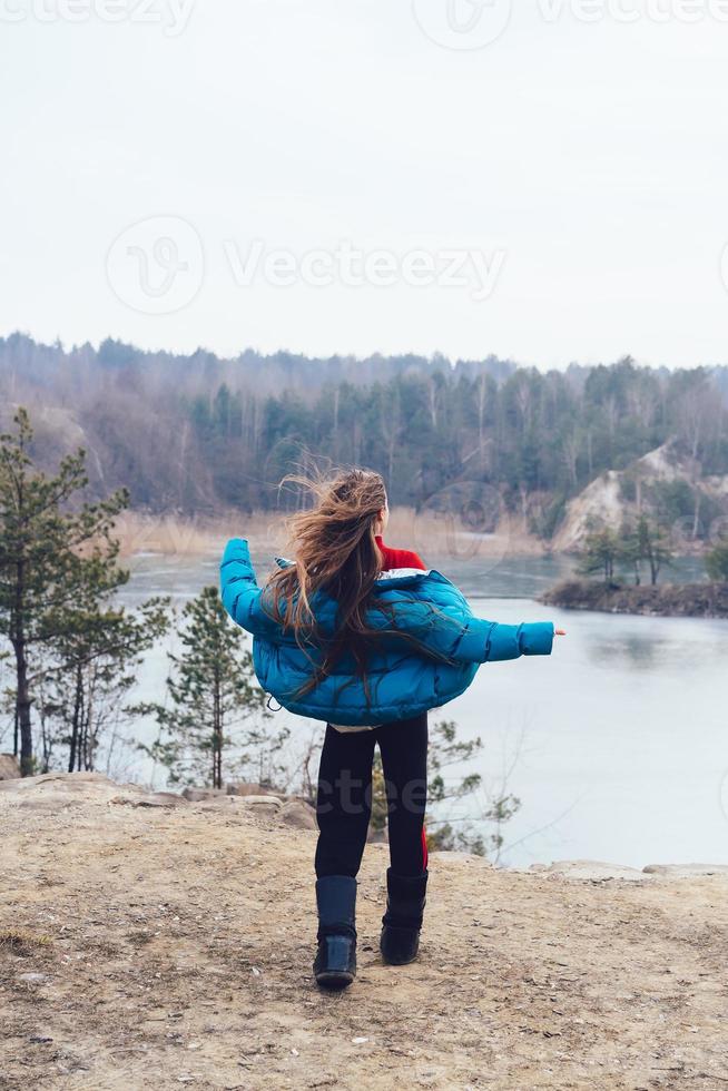 ung skön flicka Framställ på en bakgrund av sjö foto