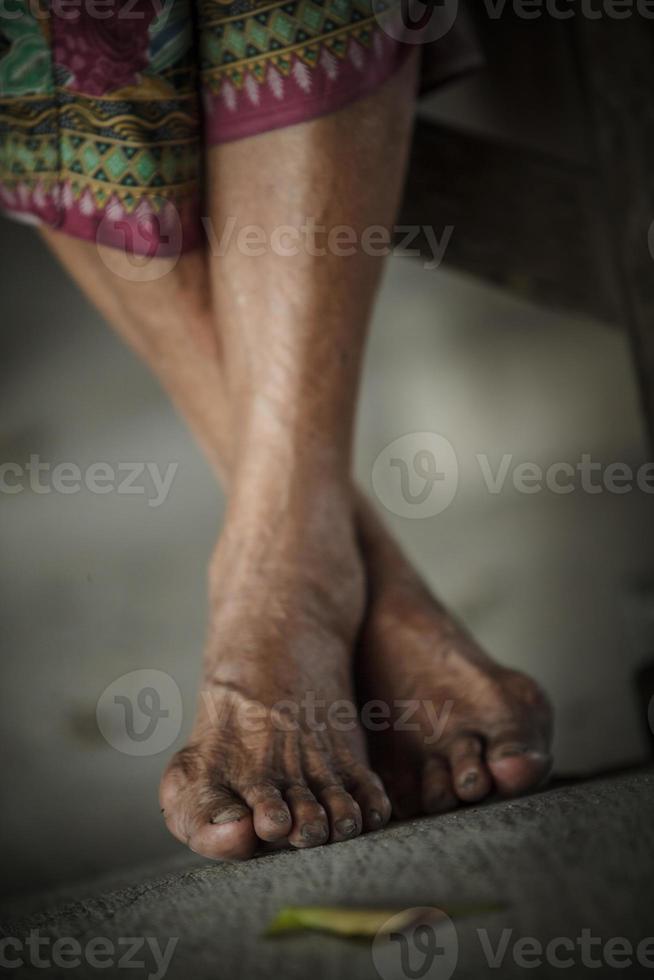fötter av senior kvinna foto