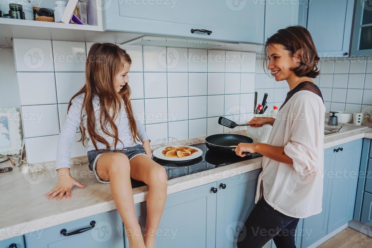 Lycklig familj laga mat tillsammans i de kök foto