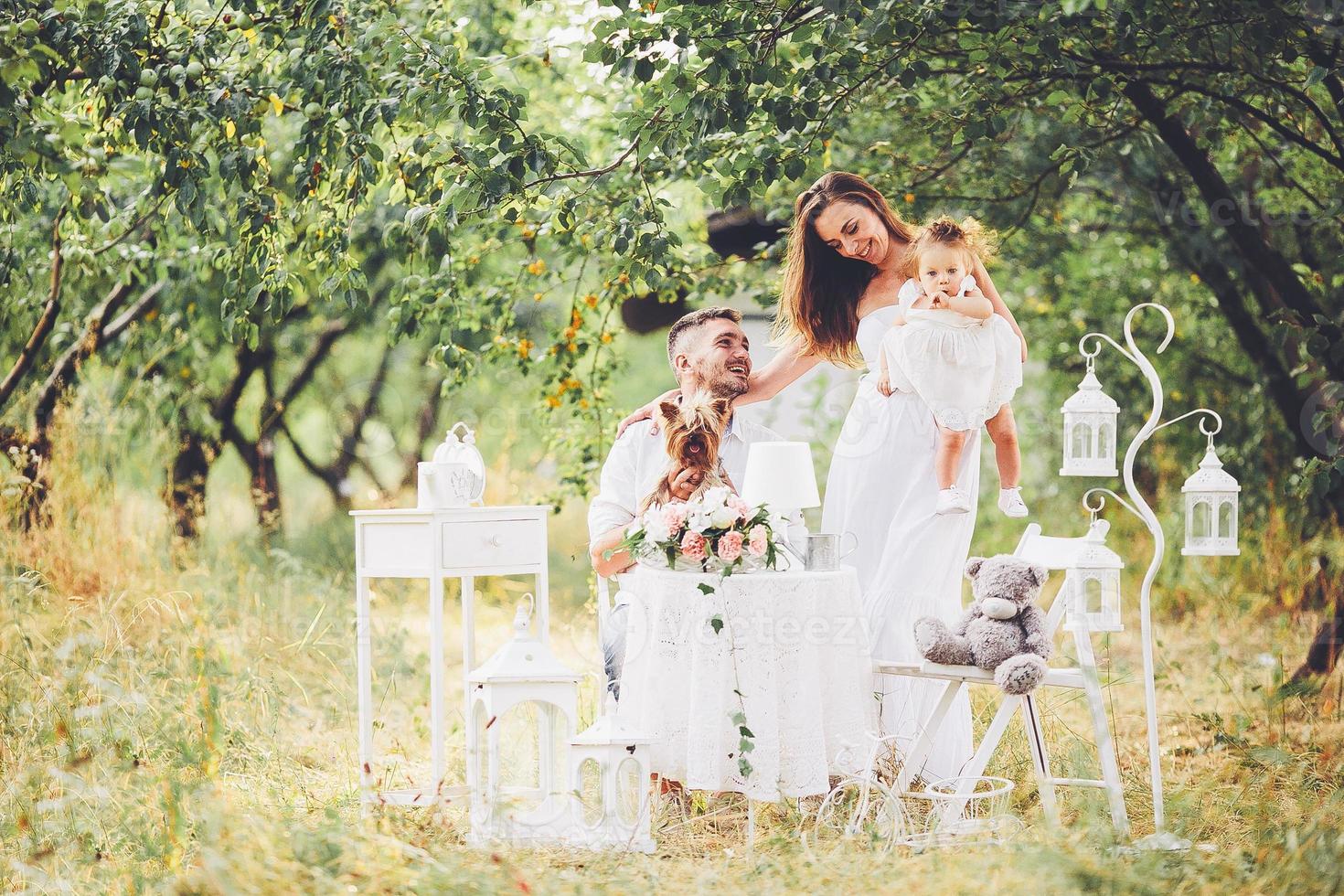 ung familj med barn på en picknick foto