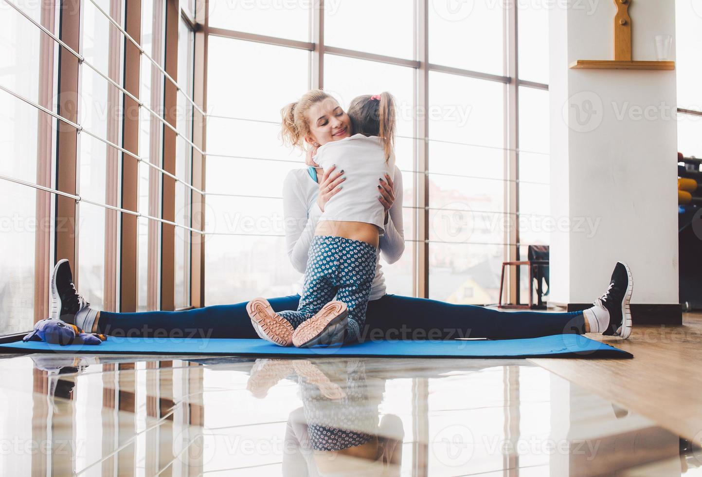 mor och dotter kramas i de Gym foto