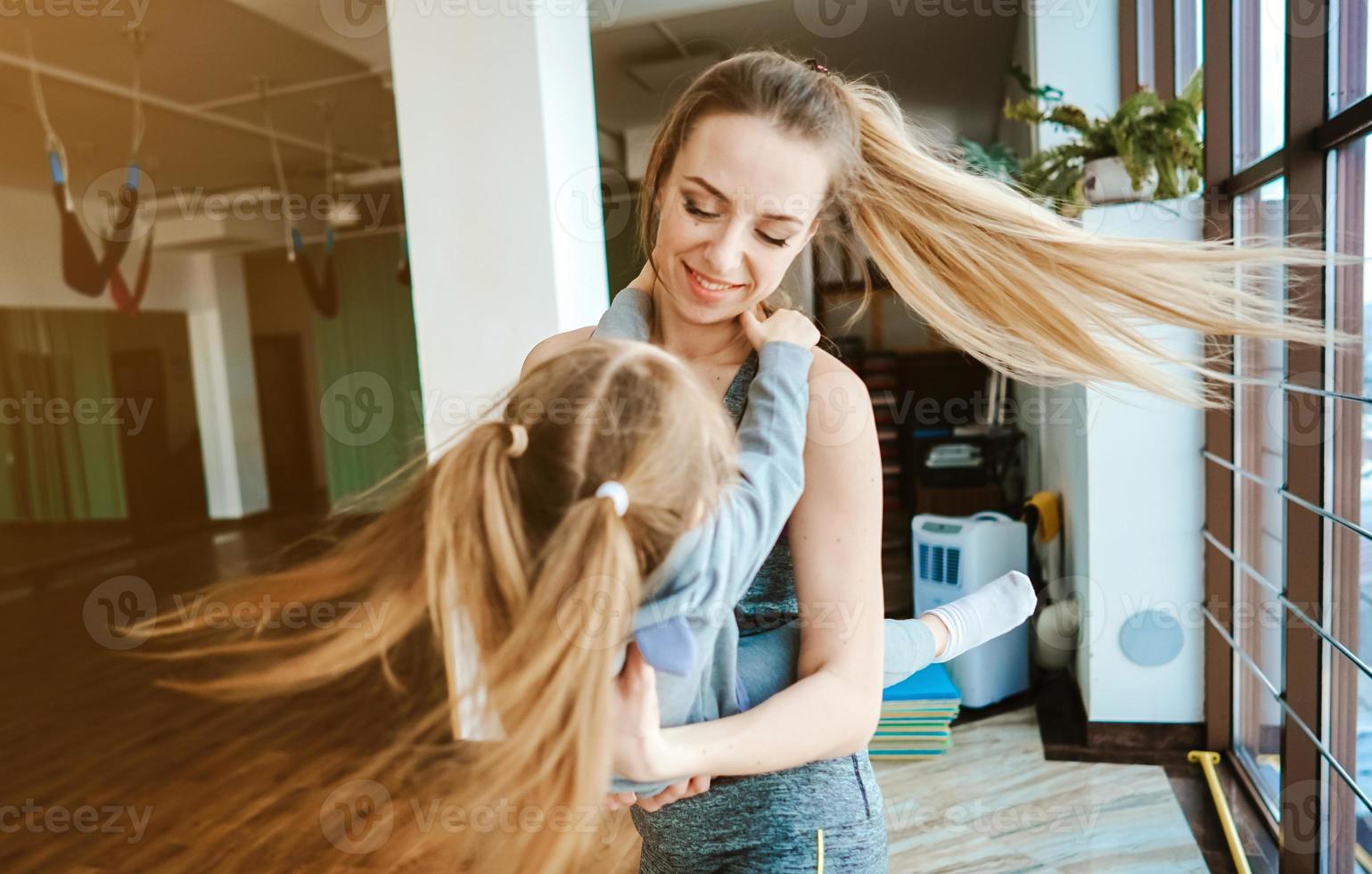 mor innehar henne dotter i henne vapen foto