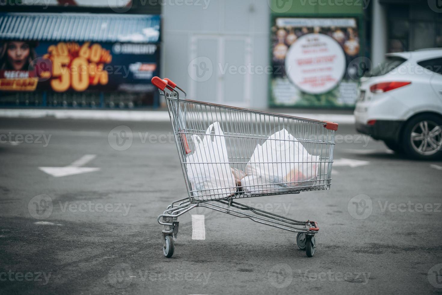 handla vagn i de super marknadsföra i de parkering massa foto