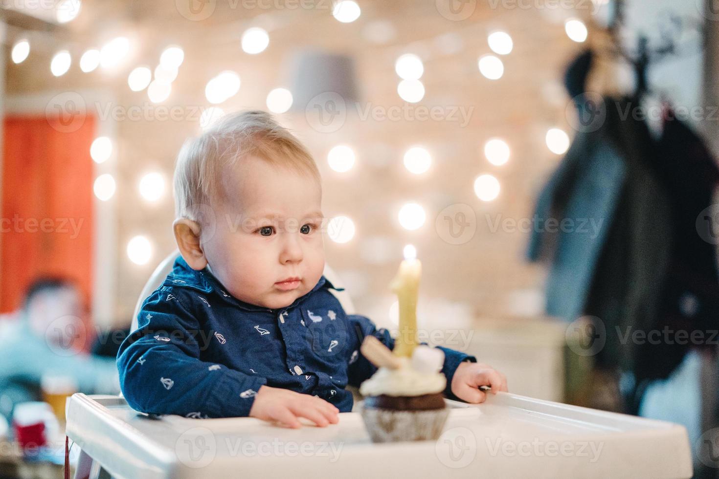 först födelsedag av en liten pojke foto