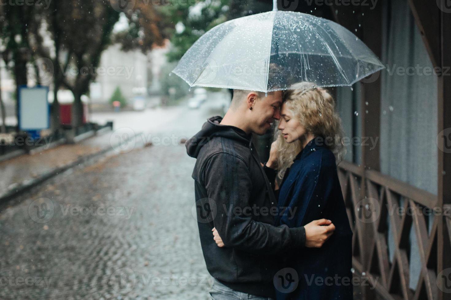 par på de gata med paraply foto