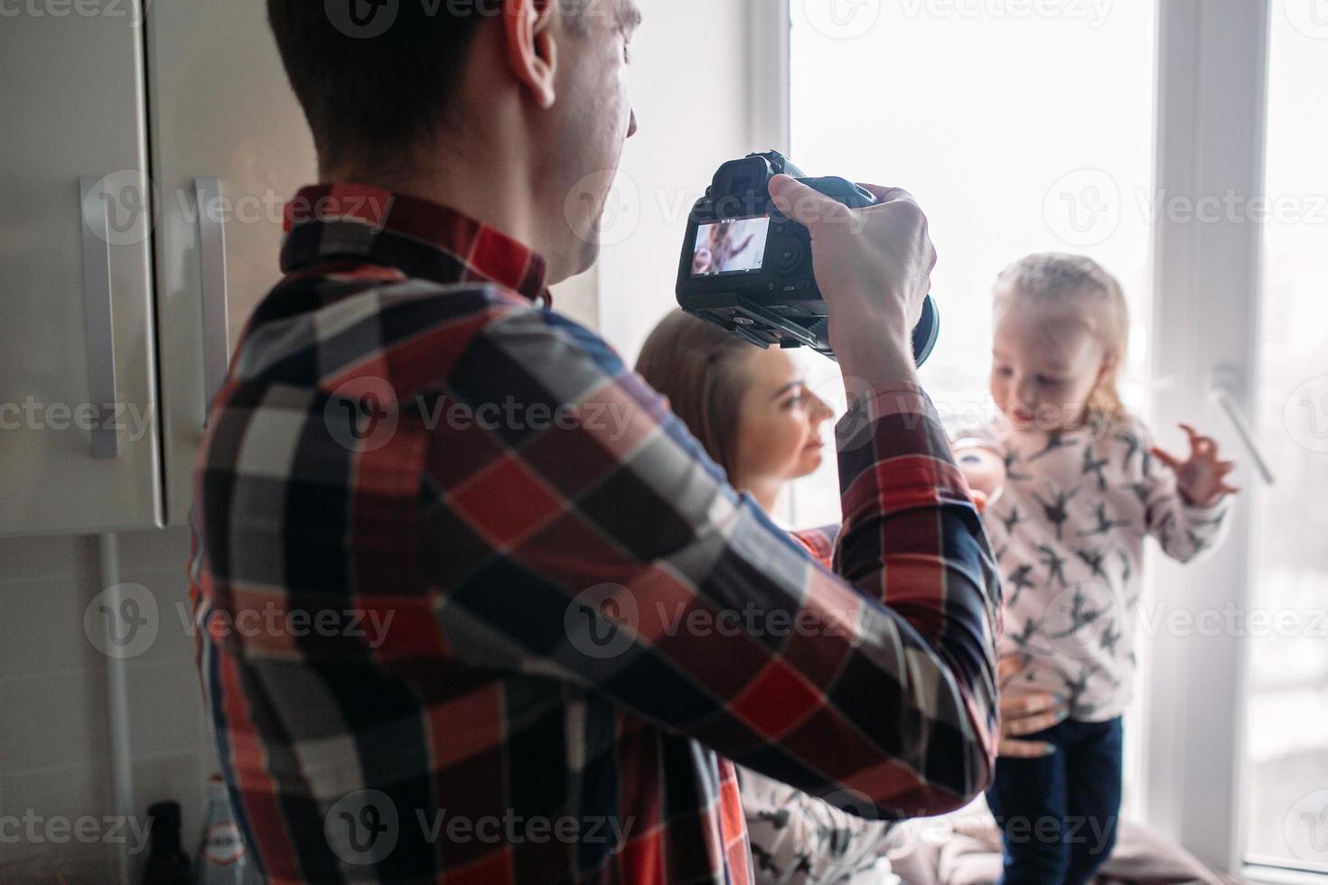 far tar Foto av hans dotter och fru