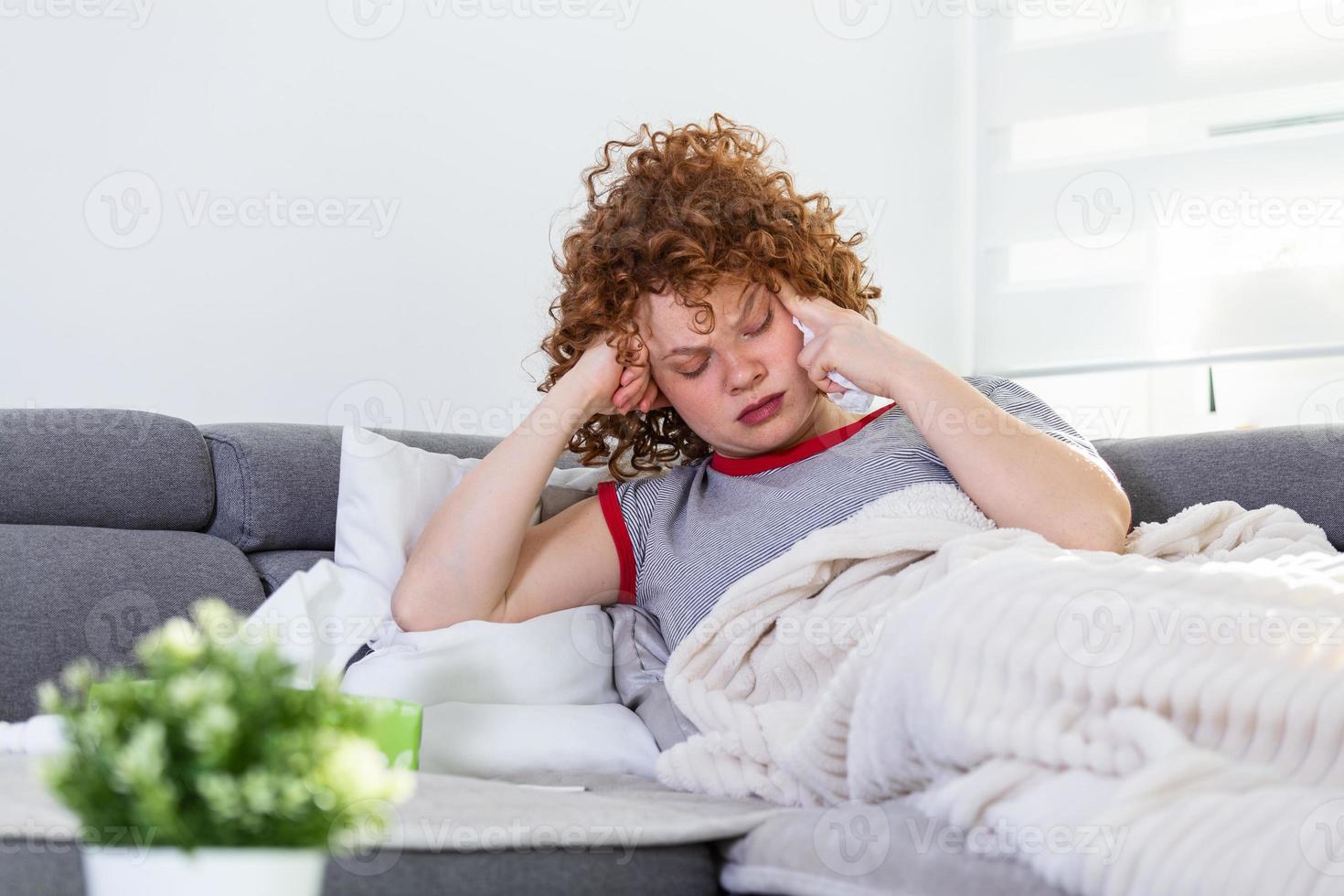 upprörd deprimerad ung kvinna liggande på soffa känsla stark huvudvärk migrän, ledsen trött dåsig tonåring utmattad flicka vilar påfrestande till sömn efter nervös spänning och påfrestning, sömnighet begrepp foto