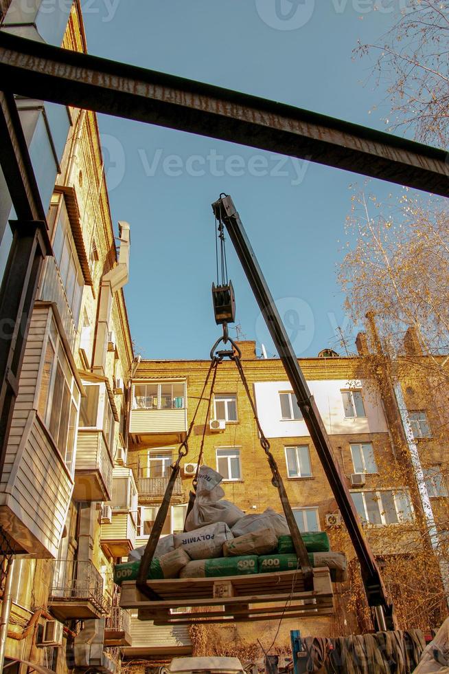 läser in sandsäckar för de renovering av ett lägenhet i en fem våningar byggnad. foto