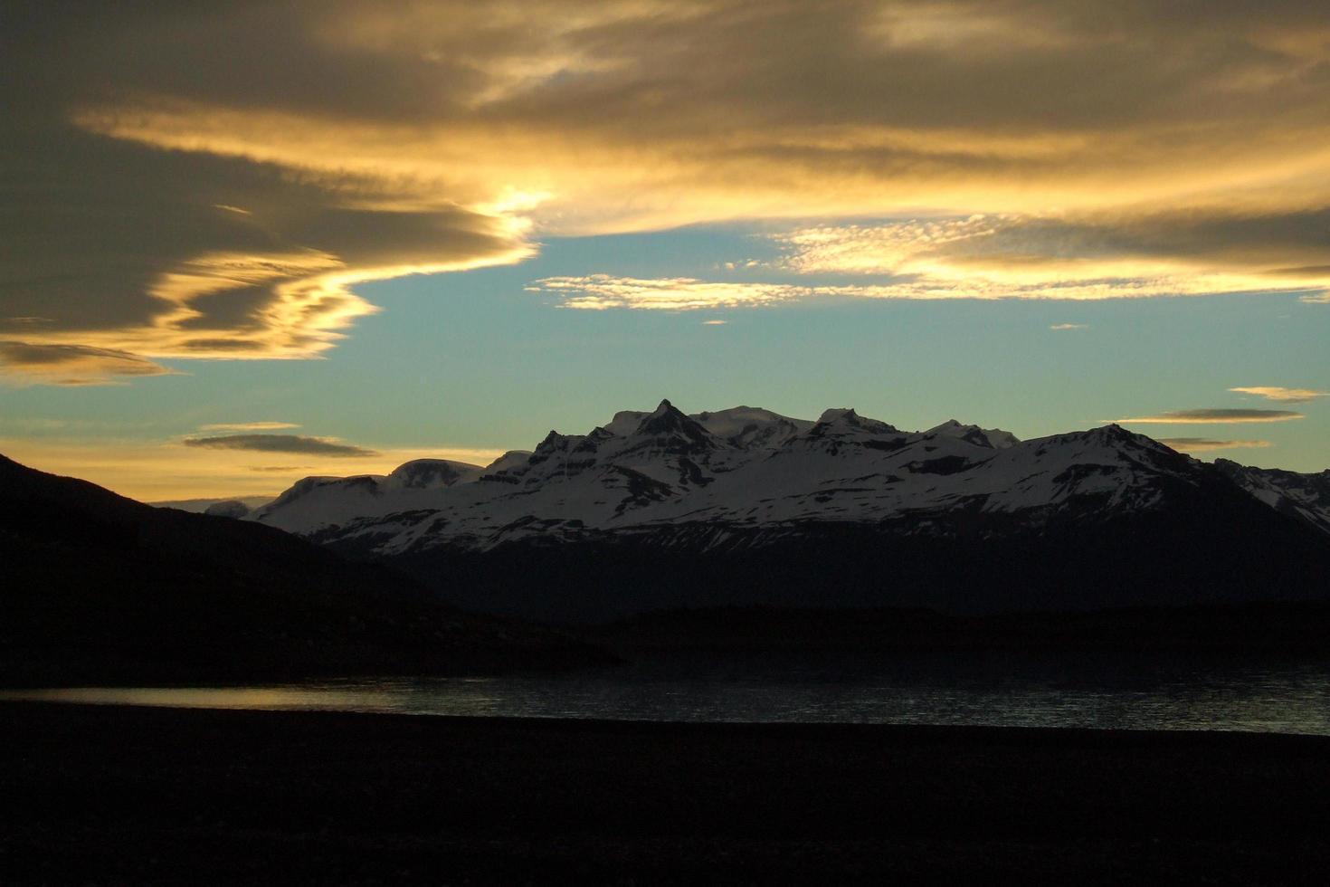 solnedgång på los glaciärer nationell parkera, patagonien foto