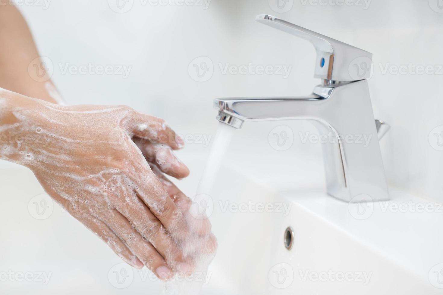 hygien. rengöring händer. tvättning händer med tvål under de kran med vatten betala smuts. foto