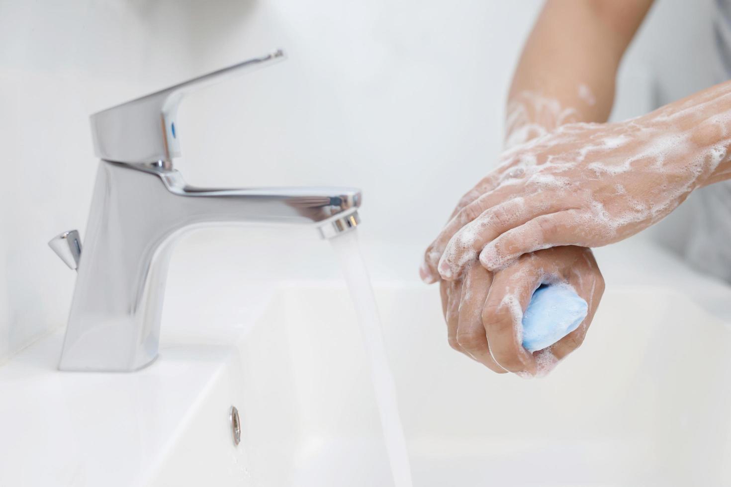 hygien. rengöring händer. tvättning händer med tvål under de kran med vatten betala smuts. foto