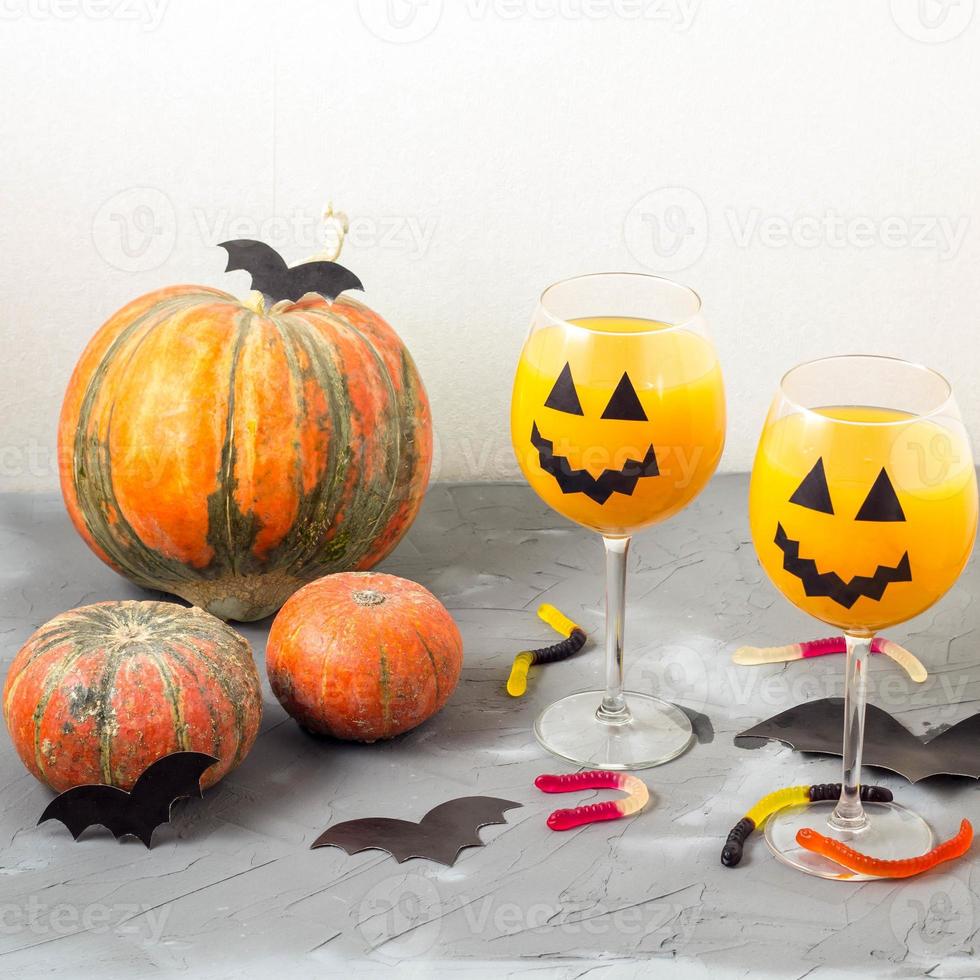 höst orange Semester pumpa cocktail med halloween dekor på de tabell foto