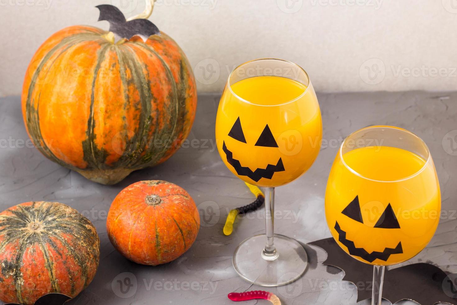 höst orange Semester pumpa cocktail med halloween dekor på de tabell foto