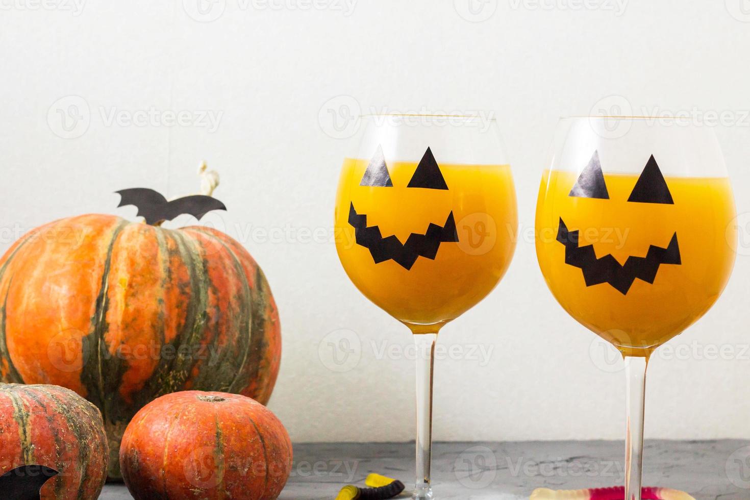 höst orange Semester pumpa cocktail med halloween dekor på de tabell foto