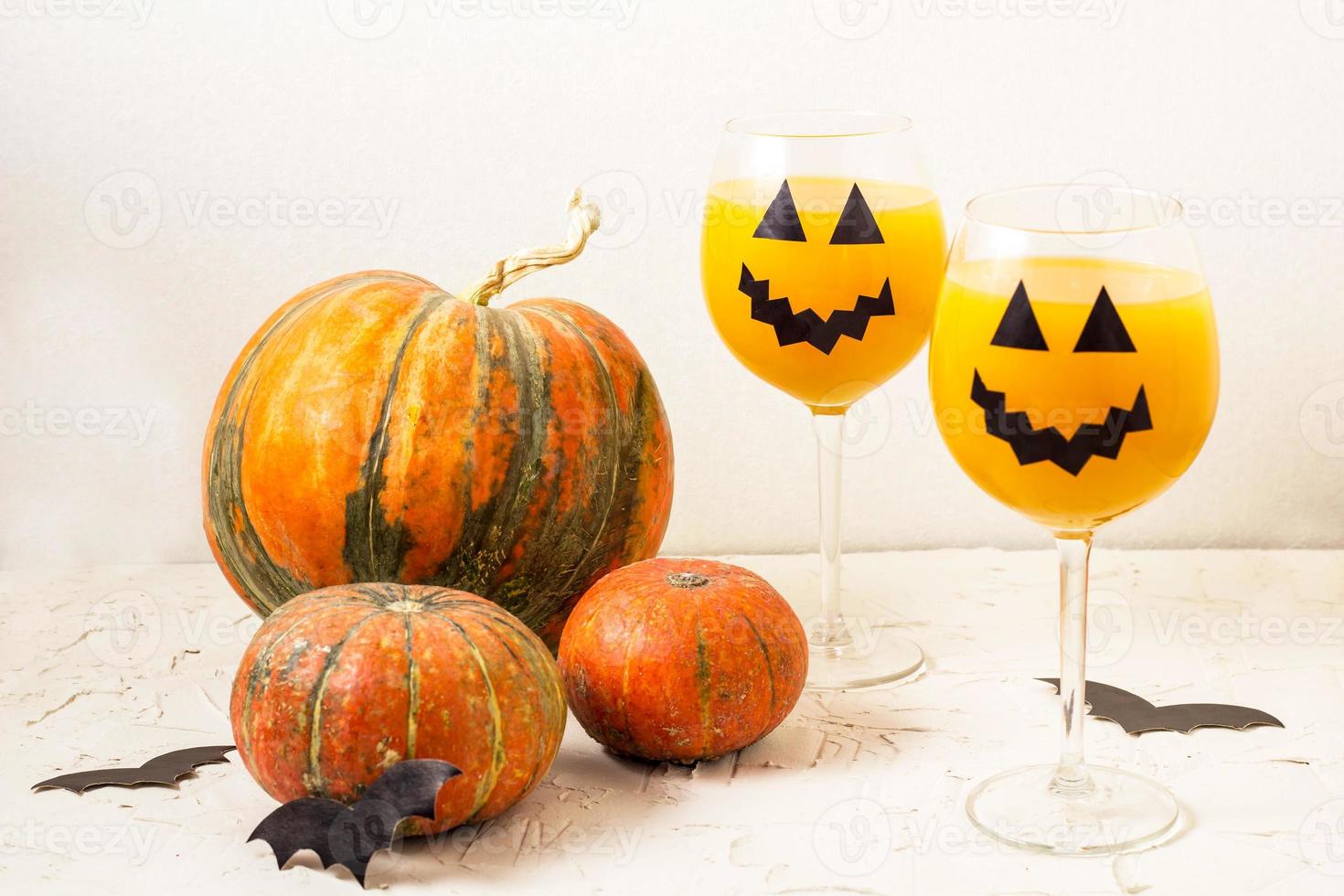 höst orange Semester pumpa cocktail med halloween dekor på de tabell foto