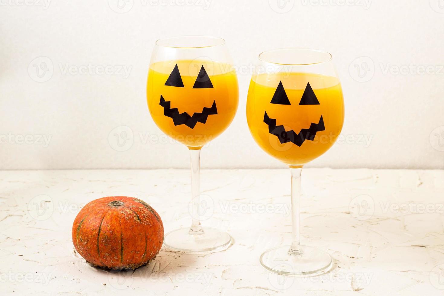 höst orange Semester pumpa cocktail med halloween dekor på de tabell foto