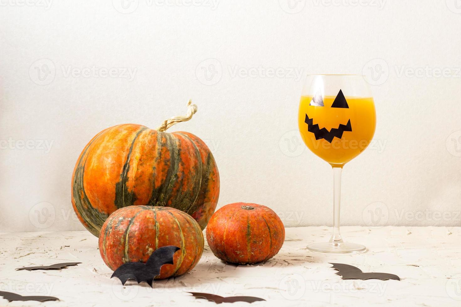 höst orange Semester pumpa cocktail med halloween dekor på de tabell foto