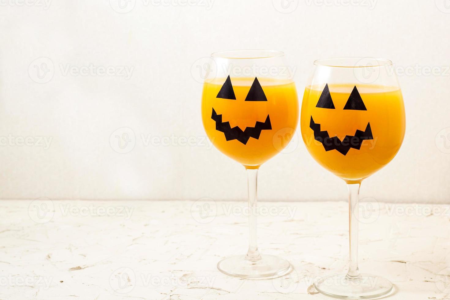 höst orange Semester pumpa cocktail med halloween dekor på de tabell foto