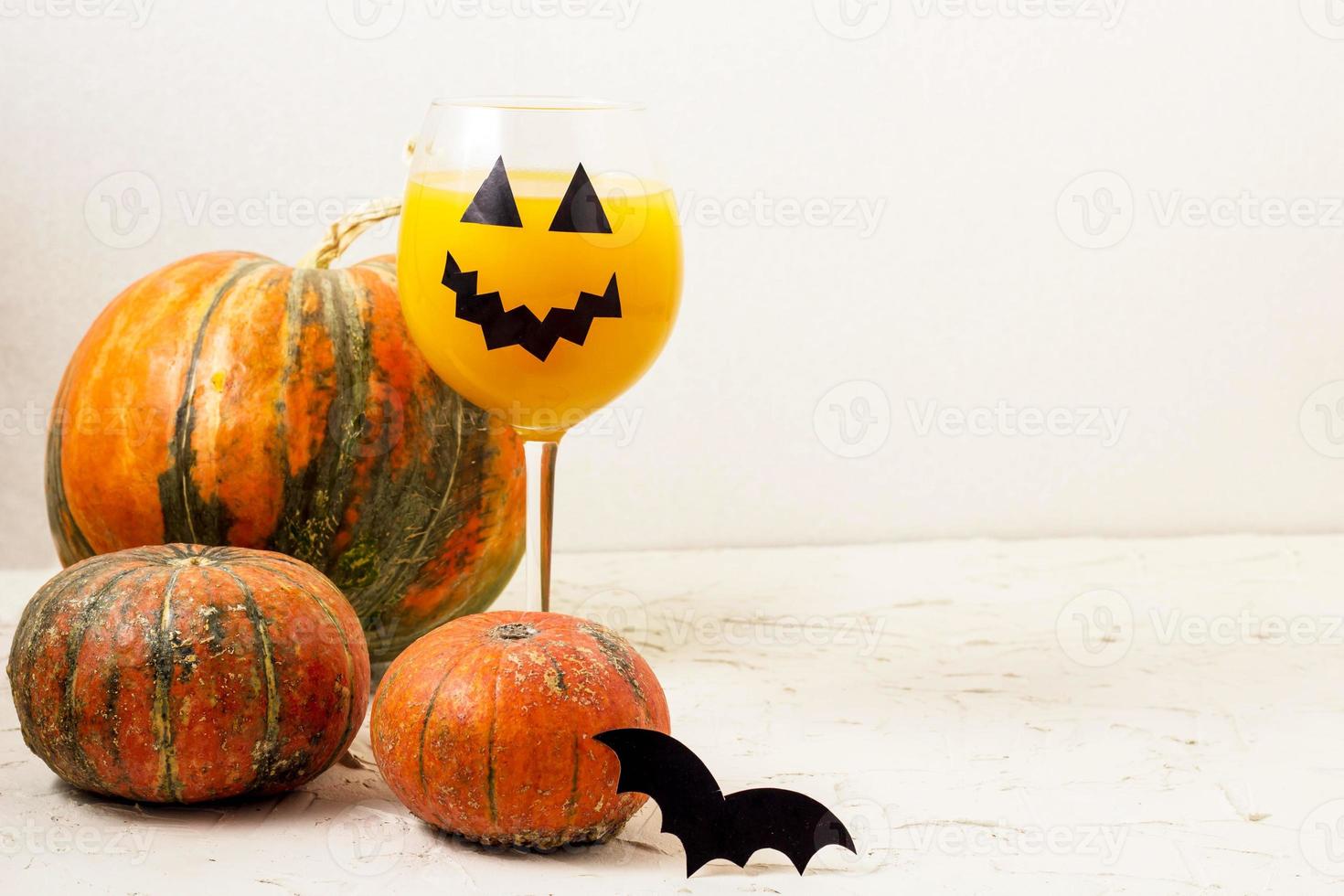 höst orange Semester pumpa cocktail med halloween dekor på de tabell foto