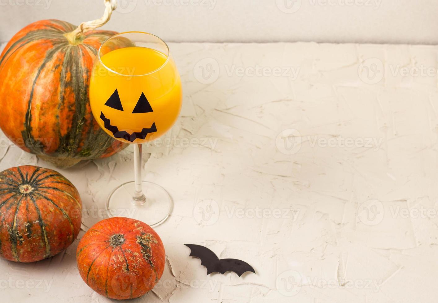 höst orange Semester pumpa cocktail med halloween dekor på de tabell foto