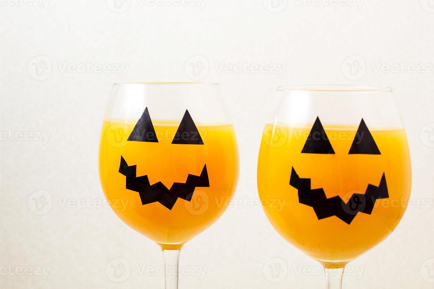 höst orange Semester pumpa cocktail med halloween dekor på de tabell foto