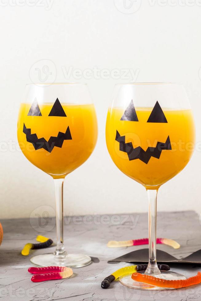 höst orange Semester pumpa cocktail med halloween dekor på de tabell foto